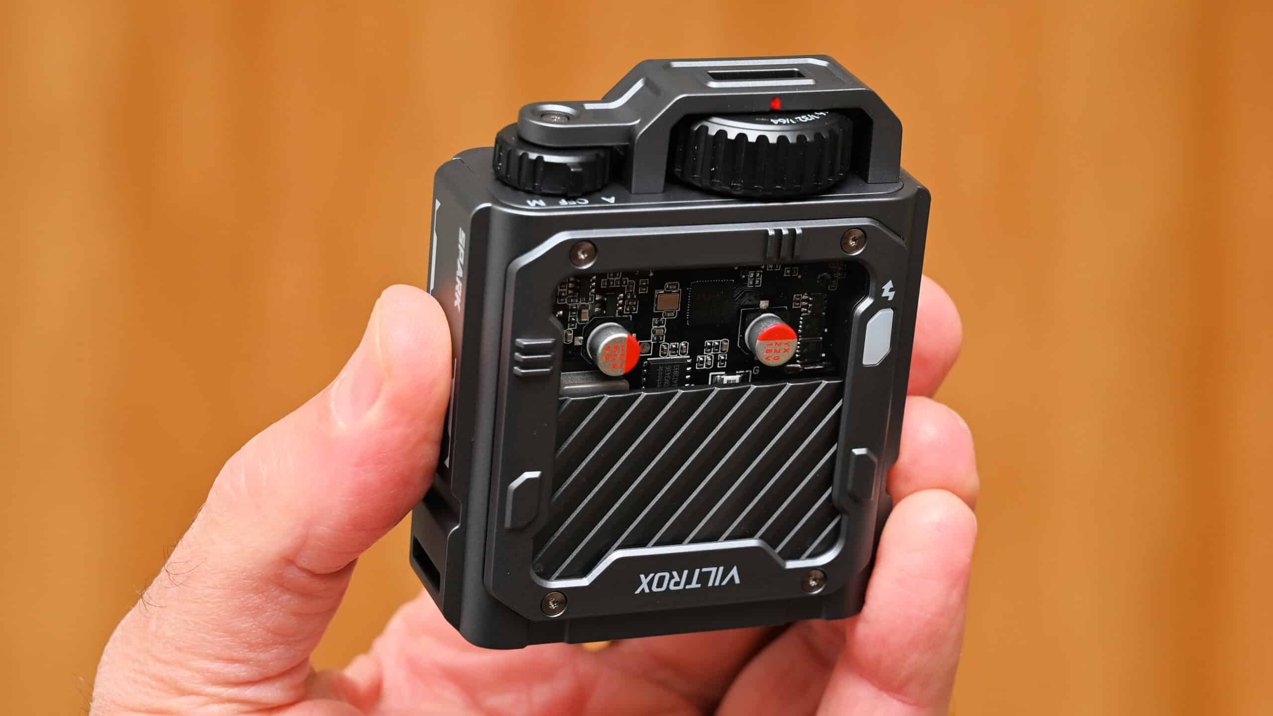 Cả Viltrox Spark Z3 và Godox Lux Junior Retro đều nhỏ gọn, nhẹ, dễ mang theo và tương thích hotshoe tiêu chuẩn