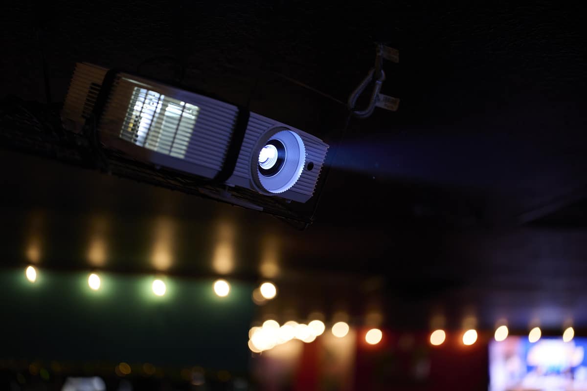 Trong điều kiện chụp đêm (đường phố, đèn neon, đèn đường), mức ISO khuyến nghị là 800 – 1600 tùy theo độ sáng thực tế
