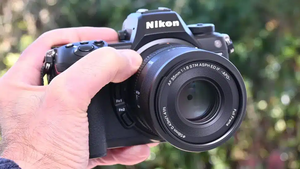 Viltrox 55mm f/1.8 EVO sở hữu thiết kế nhỏ gọn nhưng vẫn mang lại cảm giác cao cấp nhờ phần thân và ngàm hoàn thiện hoàn toàn bằng kim loại