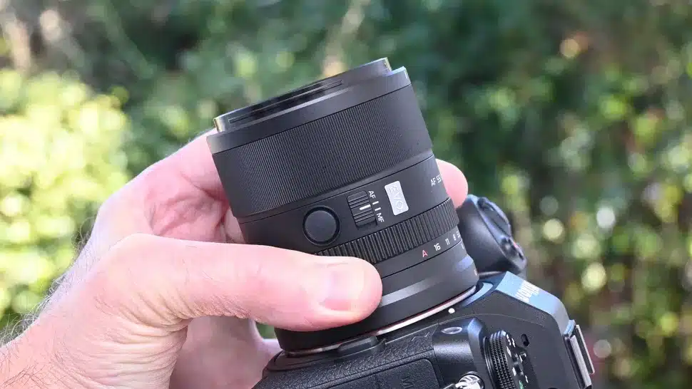 Viltrox 55mm f/1.8 EVO được trang bị đầy đủ công tắc AF/MF vật lý, nút chức năng có thể tùy chỉnh cùng vòng chỉnh khẩu độ riêng biệt