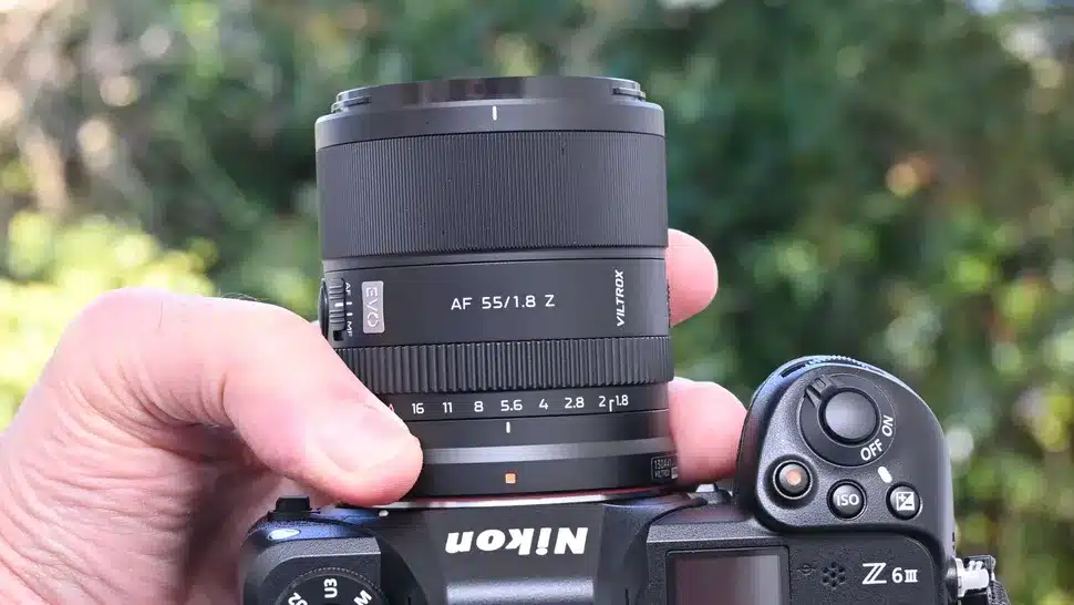 Dù không có khẩu độ “siêu nhanh” như f/1.4 hay f/1.2, ống kính vẫn mang lại giá trị cao nhờ hoàn thiện chắc chắn