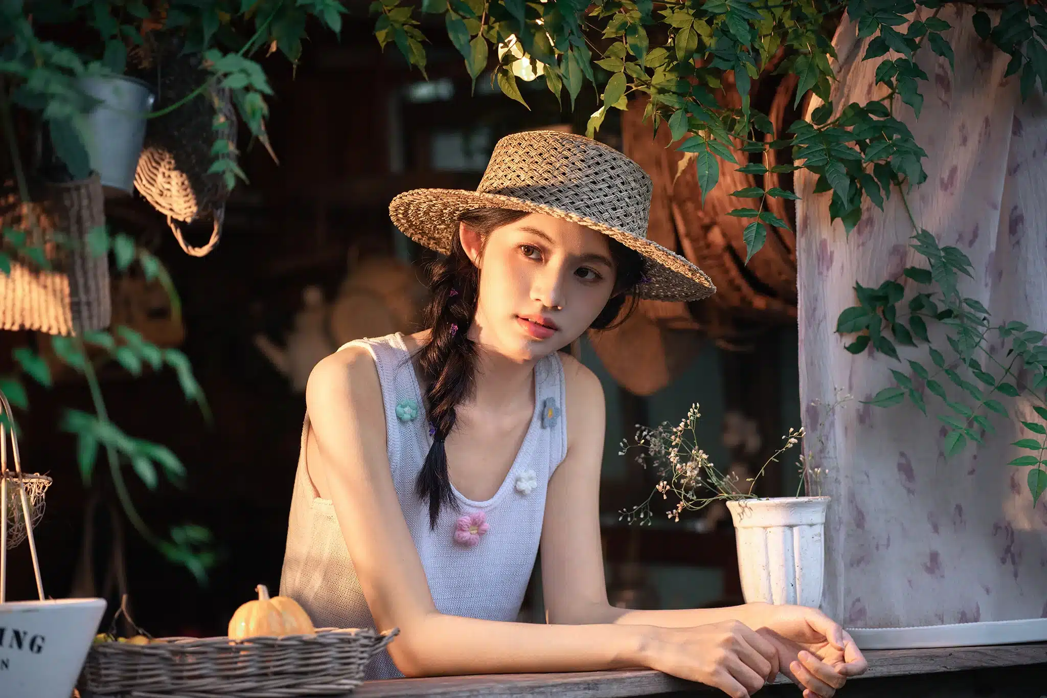 Ống kính sở hữu khẩu độ tối đa f/1.8 sáng và tròn trịa, cho khả năng thu sáng xuất sắc trong điều kiện ánh sáng yếu