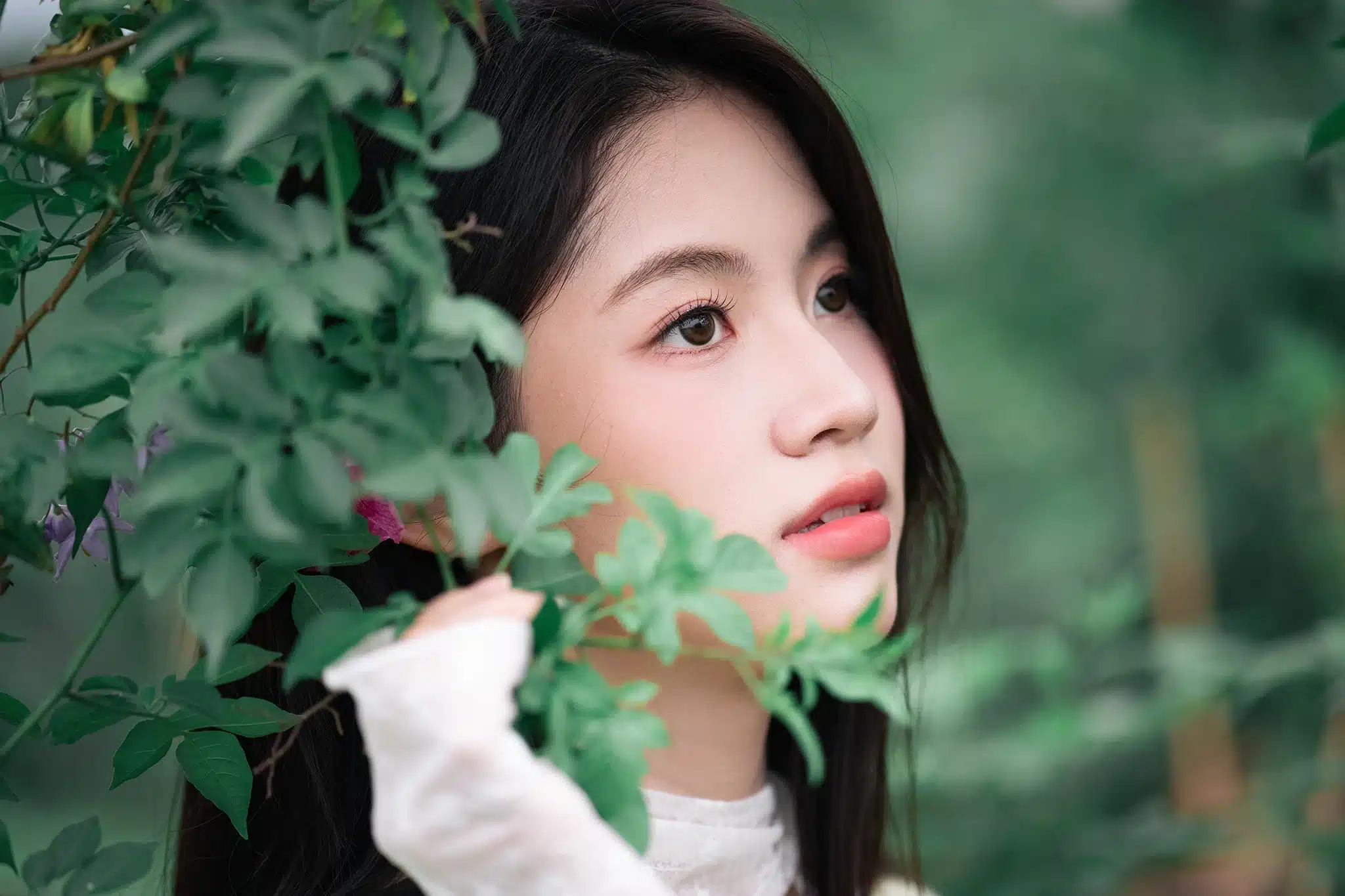 Khẩu độ lớn này không chỉ giúp chụp ảnh sắc nét với tốc độ màn trập nhanh mà còn tạo ra hiệu ứng bokeh mượt mà, tự nhiên