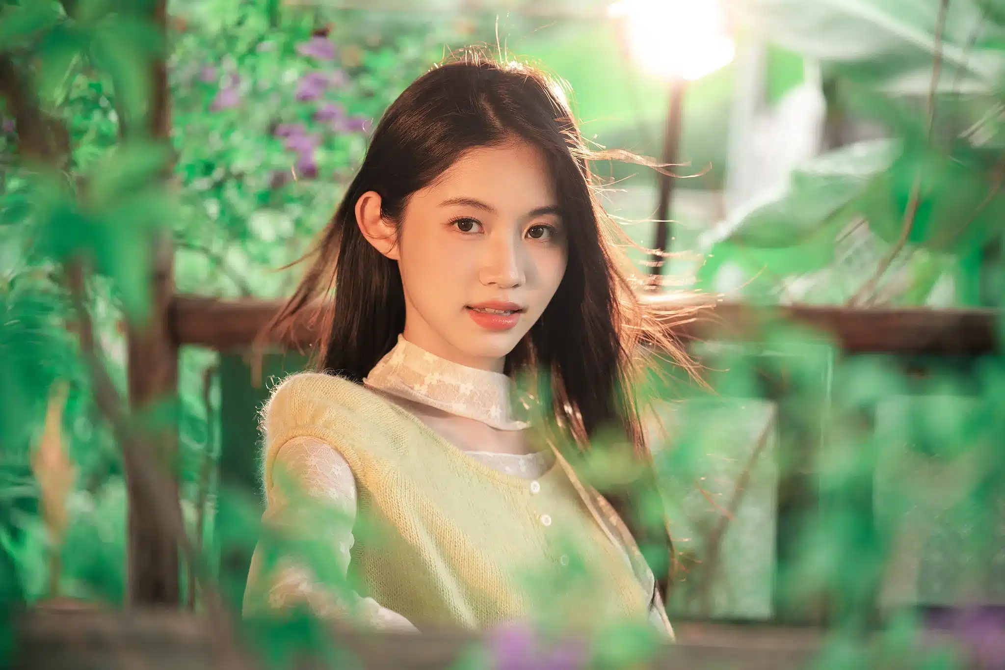 Ống kính sở hữu khẩu độ tối đa f/2.2 sáng, cho khả năng thu sáng tốt trong môi trường ánh sáng yếu và tạo ra hiệu ứng xóa phông cực kỳ mượt