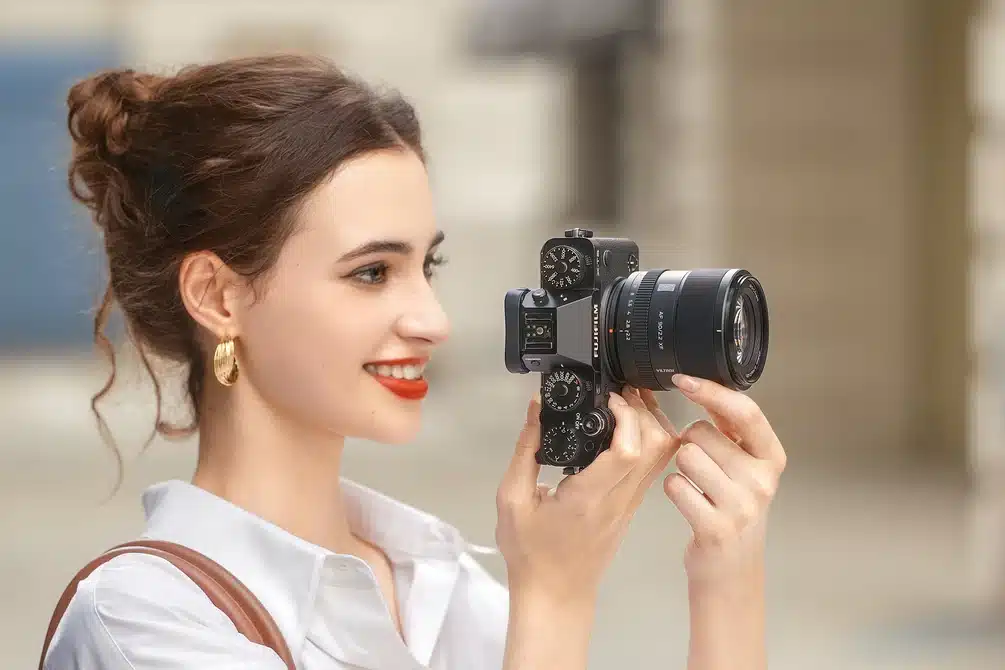 Ống kính được trang bị đầy đủ nút Fn tùy chỉnh, công tắc CLICK (bật/tắt tiếng click khẩu độ) và nút chuyển AF/MF, giúp nhiếp ảnh gia thao tác nhanh chóng
