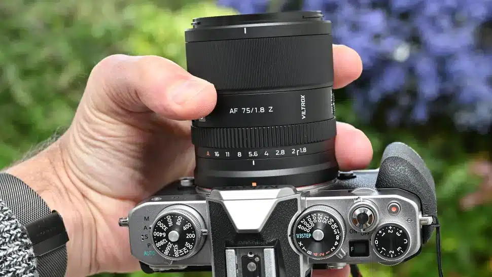 Viltrox AF 75mm f/1.8 EVO chỉ nặng 355g, sử dụng chung đường kính filter 58mm và có kích thước nhỏ gọn