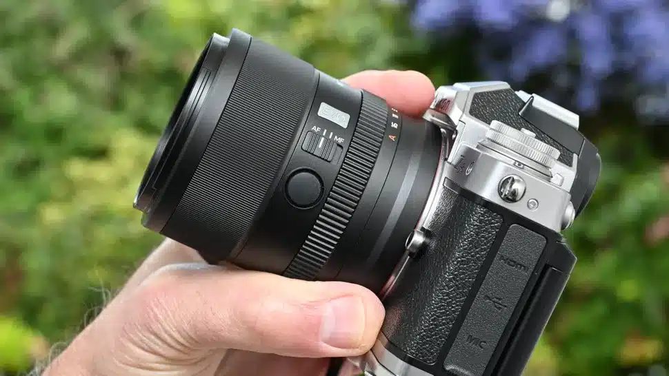 Phiên bản Sony E và Nikon Z được trang bị đầy đủ công tắc AF/MF, nút Fn có thể tùy chỉnh và công tắc CLICK/DE-CLICK khẩu độ