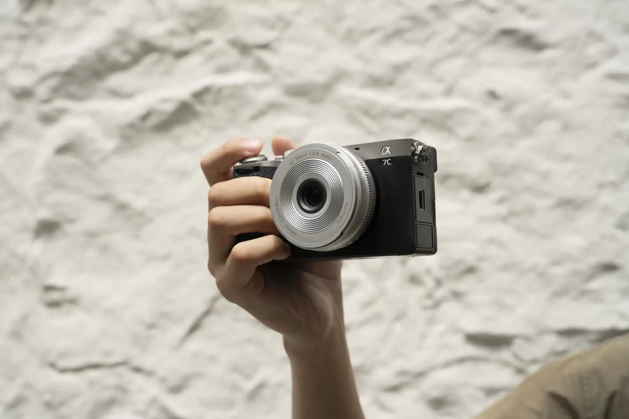 Viltrox AF 26mm F2.8 EVO FE ra mắt 2 màu mới Mist Silver và Graphite Gray